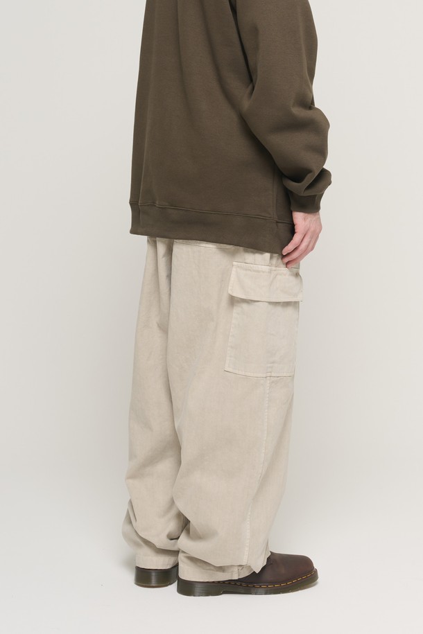 베이지 컬러의 피그먼트 워싱 벌룬 카고 팬츠입니다. 면 소재로 제작되어 부드러운 촉감을 자랑하며, 봄, 가을에 착용하기 좋습니다. 캐주얼, 미니멀, 워크웨어 스타일을 연출하기에 적합하며, 루즈핏과 벌룬핏 디자인으로 편안하면서도 스타일리시한 핏을 제공합니다. 허리 밴딩과 카고 포켓 디테일이 특징이며, 일상생활이나 산책 시 편하게 입을 수 있습니다.
