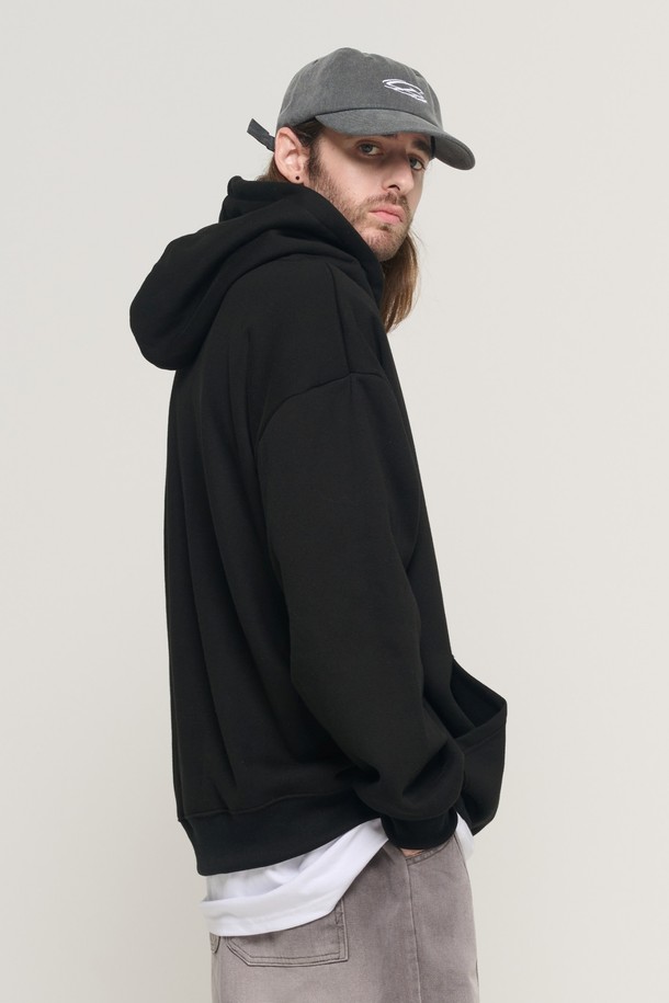 **ESSENTIAL 로고 오버 후드 티셔츠 (블랙)**는 남녀 모두 착용 가능한 오버핏 후드 티셔츠입니다. 면과 폴리에스테르 혼방 소재로 제작되어 부드러운 촉감을 자랑하며, 두꺼운 두께감으로 겨울철에도 따뜻하게 착용할 수 있습니다. CARGOBROS 레터 로고가 디자인의 포인트이며, 미니멀, 스트릿, 캐주얼 스타일을 즐기는 분들께 추천합니다. 블랙, 버건디, 그레이, 라이트그레이, 카키, 네이비 등 다양한 컬러 옵션으로 출시되어 겨울 데일리룩과 집콕룩 모두에 활용하기 좋습니다. 긴 소매 기장의 레귤러 기장으로 편안한 착용감을 선사합니다.
