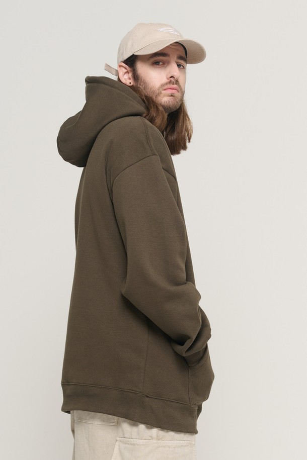 **ESSENTIAL 로고 오버 후드 티셔츠 (카키)**는 남녀 모두 착용 가능한 오버핏 후드 티셔츠입니다. 봄, 가을, 겨울, 세 계절에 걸쳐 일상 및 집콕룩으로 활용하기 좋으며, 캐주얼, 미니멀, 스트리트 스타일을 연출할 수 있습니다. 두꺼운 면 소재로 제작되어 부드러운 촉감을 선사하며, 후드와 긴소매 디자인으로 편안함을 더했습니다. 앞면에는 로고 프린트가 돋보이며, 베이직하면서도 개성 있는 스타일을 완성합니다.
