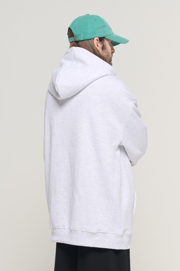 OLD SCHOOL 로고 오버 후드 티셔츠 (라이트 그레이)는 캐주얼, 스트릿 스타일을 즐기는 남녀 모두에게 어울리는 후드 티셔츠입니다. 봄, 가을, 겨울, 세 계절 착용 가능한 두꺼운 두께감의 면 소재로 제작되어 부드러운 촉감을 선사합니다. 오버핏 디자인과 긴 소매 기장으로 편안한 착용감을 제공하며, 일상, 집콕룩, 겨울 데일리룩, 산책룩 등 다양한 TPO에 활용 가능합니다. 전면에 OLD SCHOOL 로고 프린팅이 돋보이는 미니멀한 디자인으로, 스트릿 패션을 완성해보세요. 라이트 그레이 컬러는 어떤 스타일에도 잘 어울려 활용도가 높습니다.
