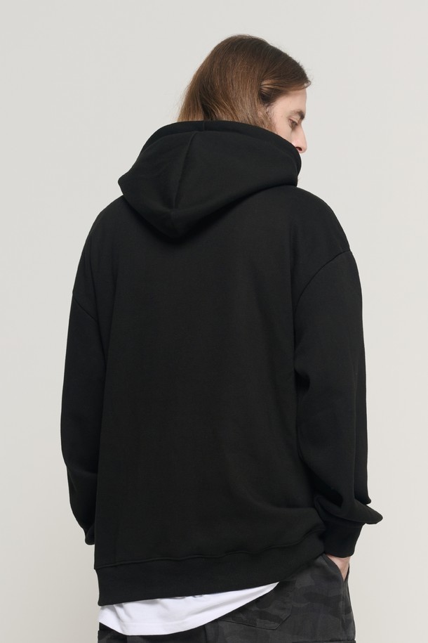 오버 박스 로고 오버 후드 티셔츠 (블랙)는 남녀 모두 착용 가능한 스트릿 스타일의 후드 티셔츠입니다. 두꺼운 두께감과 부드러운 촉감의 면 폴리에스테르 혼방 소재로 제작되어 가을, 겨울철 따뜻하게 착용할 수 있습니다. 넉넉한 오버핏 실루엣과 볼륨감 있는 후드 디자인이 특징이며, 앞면에는 로고 그래픽 아트워크가 포인트로 들어가 있습니다. 겨울 데일리룩, 집콕룩, 산책룩 등 다양한 TPO에 캐주얼, 미니멀한 스타일로 연출하기 좋습니다.
