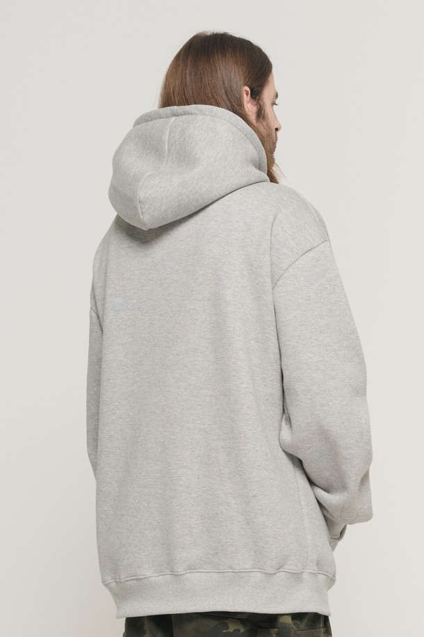 오버 박스 로고 오버 후드 티셔츠 (그레이/그린)는 캐주얼과 스트릿 스타일을 모두 아우를 수 있는 후드 티셔츠입니다. 가을, 겨울 시즌에 적합하며, 두껍고 부드러운 기모 안감으로 포근한 착용감을 선사합니다. 오버핏 디자인으로 박시한 실루엣을 연출하며, 로고 그래픽 프린트가 돋보입니다. 데일리룩, 집콕룩, 산책룩 등 다양한 TPO에 활용하기 좋으며, 그레이와 그린 두 가지 색상으로 만나볼 수 있습니다.
