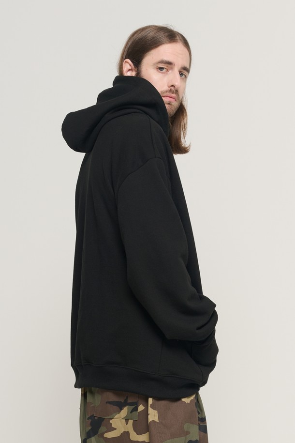 "오버 박스 로고 오버 후드 티셔츠 (블랙/카모)"는 남녀 모두 착용 가능한 후드 티셔츠입니다. 면과 폴리에스테르 혼방 소재로 제작되어 부드러운 촉감을 선사하며, 가을과 겨울에 따뜻하게 착용할 수 있습니다. 오버사이즈 핏과 박시한 실루엣으로 편안한 착용감을 제공하며, 볼륨감 있는 후드가 특징입니다. 블랙과 카모 두 가지 컬러로 출시되어, 일상복이나 캐주얼 룩, 스트릿 스타일 등 다양한 스타일 연출이 용이합니다. 집콕룩, 겨울 데일리룩, 산책룩 등 TPO에 구애받지 않고 활용할 수 있습니다.
