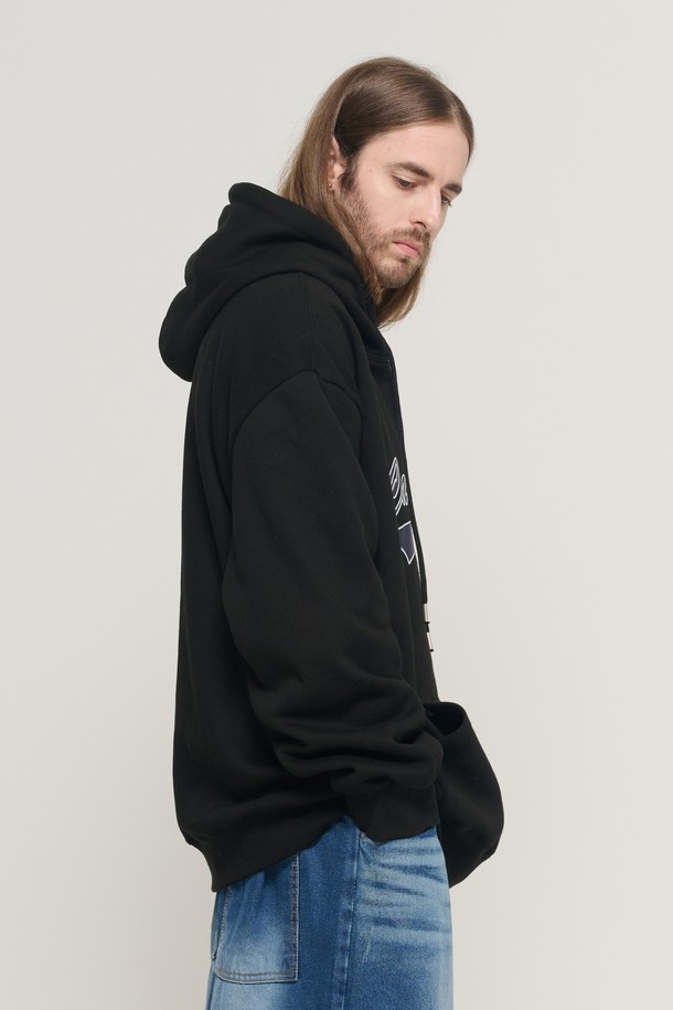 BROS 85 오버 후드 티셔츠 (블랙)는 캐주얼, 스트릿, 미니멀 스타일을 즐기는 남녀 모두에게 적합한 후드 티셔츠입니다. 두꺼운 두께감과 부드러운 면 소재로 제작되어 가을, 겨울철 따뜻하고 편안하게 착용할 수 있습니다. 오버핏 디자인으로 편안한 착용감을 제공하며, 85 로고 프린트가 돋보이는 디자인입니다. 일상, 집콕, 산책 등 다양한 TPO에 활용 가능한 데일리 아이템입니다.
