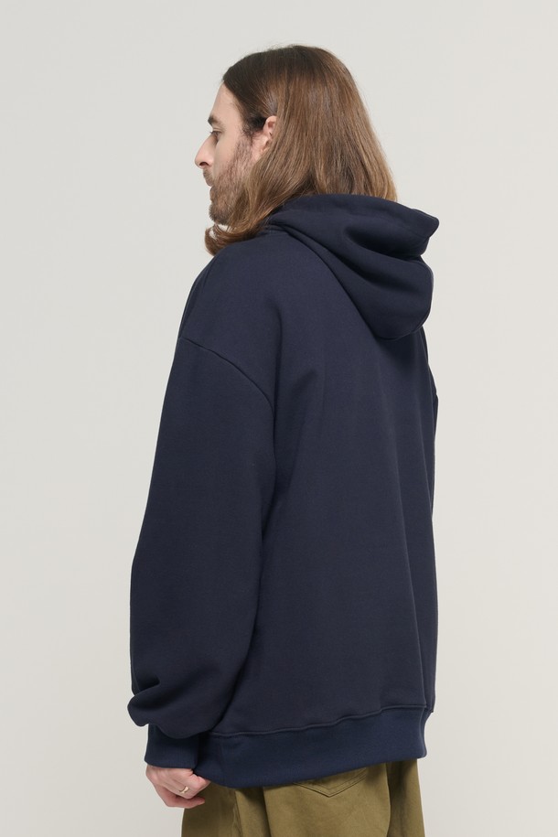 BROS 85 오버 후드 티셔츠 (네이비)는 남녀 공용으로 착용 가능한 캐주얼 및 스트릿 스타일의 후드 티셔츠입니다. 두껍고 부드러운 면 소재로 제작되어 가을, 겨울철에 따뜻하게 입을 수 있으며, 넉넉한 오버핏으로 편안한 착용감을 제공합니다. 네이비 컬러에 85 로고 프린트가 돋보이며, 긴 소매 기장으로 디자인되었습니다. 데일리룩에 포인트 아이템으로 활용하기 좋은 스타일리시한 후드 티셔츠입니다.
