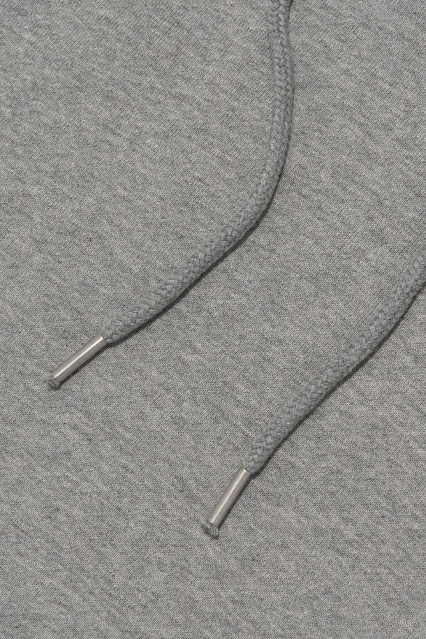 "ARCH LOGO OVER HOOD 티셔츠 (GRAY)"는 부드러운 면 소재로 제작되어 편안한 착용감을 선사하는 오버핏 후드 티셔츠입니다. 캐주얼, 스트릿 스타일을 연출하기 좋으며, 봄, 가을, 겨울 시즌 데일리룩으로 활용하기 좋습니다. 넓은 아치 로고 프린팅이 돋보이며, 두꺼운 두께감으로 따뜻하게 입을 수 있습니다. 집콕룩이나 겨울철 편안한 스타일을 위한 완벽한 선택입니다. 긴 소매 기장으로 활동성을 더했습니다.
