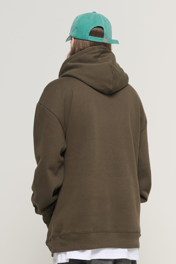 ARCH LOGO OVER HOOD 티셔츠 (카키)는 남녀 모두 착용 가능한 오버핏 후드 티셔츠입니다. 면과 폴리에스테르 혼방 소재로 제작되어 부드러운 촉감과 두꺼운 두께감을 자랑하며, 봄, 가을, 겨울철에 착용하기 좋습니다. 가슴 부분의 아치형 로고 디자인과 레터링 패턴이 캐주얼하면서도 스트릿한 무드를 연출합니다. 일상 및 캐주얼 룩에 활용하기 좋으며, 특히 겨울철 데일리룩에 따뜻함과 스타일을 더해줍니다.
