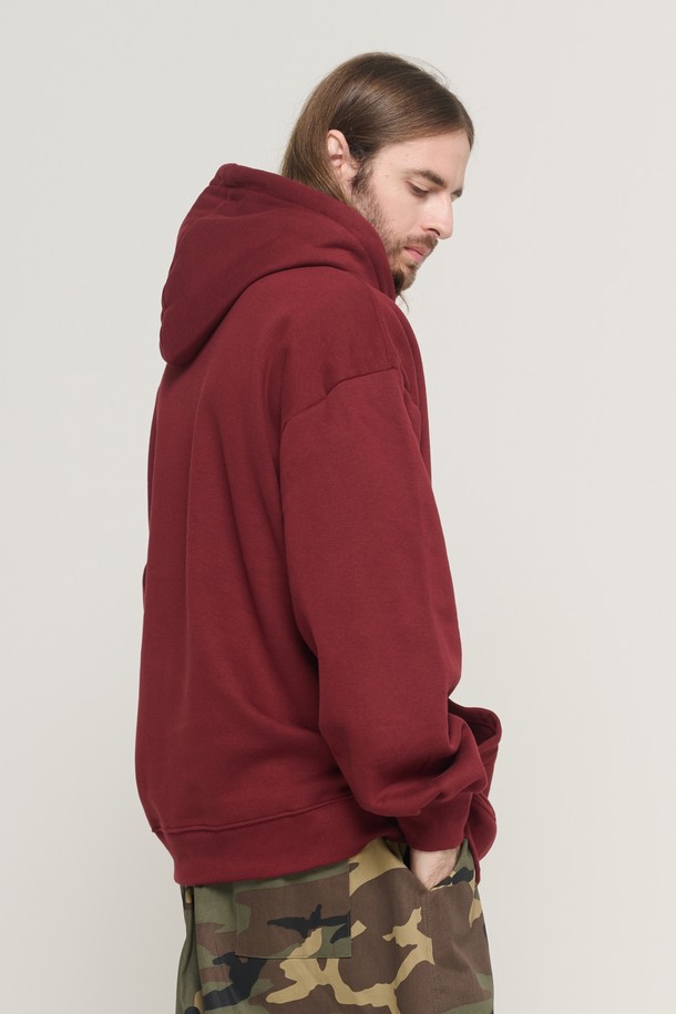 ARCH 로고 오버 후드 티셔츠 (버건디)는 캐주얼하고 스트릿한 스타일을 연출하기에 적합한 후드 티셔츠입니다. 면과 폴리에스테르 혼방 소재로 제작되어 부드러운 촉감을 선사하며, 두꺼운 두께감으로 따뜻하게 착용할 수 있습니다. 아치형 로고 디테일이 돋보이며, 오버핏 디자인으로 편안한 착용감을 제공합니다. 남녀 모두 착용 가능하며, 봄, 가을, 겨울철에 일상 및 캐주얼룩에 활용하기 좋습니다. 긴 소매 기장과 레귤러 기장으로 다양한 스타일링이 가능합니다.
