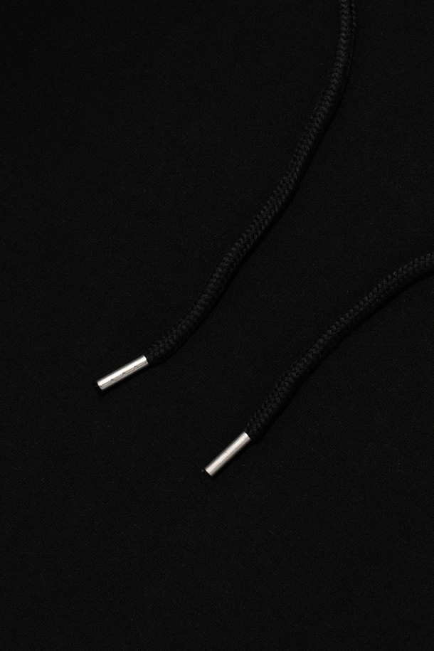 TECH GARMENT OVER HOOD 티셔츠 (블랙)는 가을, 겨울 시즌에 어울리는 후드 티셔츠입니다. 50% 면과 50% 폴리에스터 혼방 소재로 제작되어 부드러운 촉감과 두께감을 자랑하며, 스트릿 무드의 그래픽 디자인이 돋보입니다. 오버핏으로 편안한 착용감을 제공하며, 캐주얼, 시티보이 스타일을 연출하기 좋습니다. 겨울 데일리룩, 집콕룩, 동네 마실룩 등 다양한 TPO에 활용할 수 있는 실용적인 아이템입니다. 긴 소매와 후드 디자인으로 보온성을 더했습니다.
