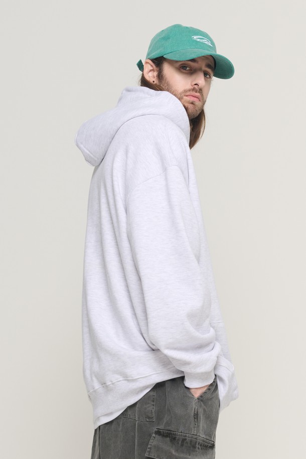 TECH GARMENT OVER HOOD 티셔츠 (라이트 그레이)는 캐주얼, 스트릿, 미니멀 스타일을 아우르는 남성용 후드 티셔츠입니다. 두꺼운 면 소재로 제작되어 부드러운 촉감을 선사하며, 오버사이즈 실루엣과 오버핏으로 편안한 착용감을 제공합니다. 긴소매 디자인에 로고 또는 프린트 무늬가 더해져 포인트를 줍니다. 봄, 가을, 겨울철 데일리룩에 적합하며, 테크 가먼트 스타일을 완성합니다. 라이트 그레이 컬러는 다양한 스타일과 쉽게 매치할 수 있습니다.
