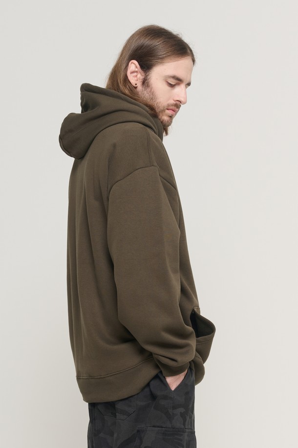 TECH GARMENT OVER HOOD 티셔츠 (카키)는 남녀 모두 착용 가능한 오버핏 후드 티셔츠입니다. 가을, 겨울 시즌을 위한 두꺼운 두께감의 면, 폴리에스테르 혼방 소재로 제작되어 부드러운 촉감을 선사합니다. 스트릿 무드를 살린 그래픽 디자인과 테크니컬 디자인 요소가 돋보이며, 넉넉한 루즈핏으로 편안한 착용감을 제공합니다. 일상, 겨울 데일리룩, 집콕룩, 산책룩 등 다양한 TPO(Time, Place, Occasion)에 활용할 수 있으며, 캐주얼, 스트리트, 미니멀 스타일을 모두 소화합니다.
