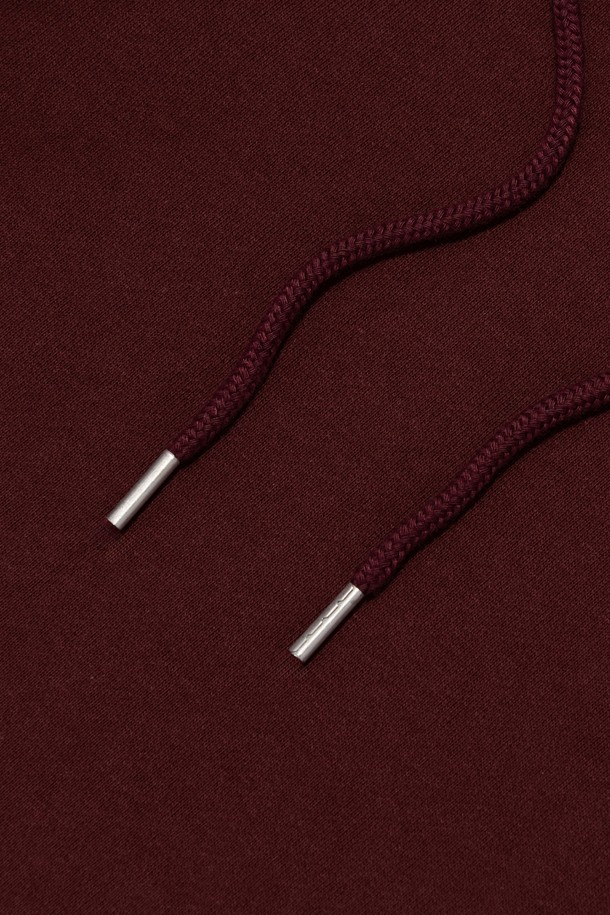 TECH GARMENT OVER HOOD 티셔츠 (버건디)는 모던, 스트릿 스타일을 즐기는 당신을 위한 후드 티셔츠입니다. 간절기와 겨울 시즌에 적합하며, 면과 폴리에스터 혼방 소재로 제작되어 부드러운 촉감을 선사합니다. 오버핏으로 편안한 착용감을 제공하며, 긴 소매와 후드 디자인으로 보온성을 높였습니다. 테크 감성의 시즌 아트워크와 스타일리시한 브랜드 아이덴티티가 돋보이며, 일상 및 동네 마실룩에 적합합니다. 버건디, 블랙, 라이트 그레이, 카키 등 다채로운 컬러 옵션으로 만나보세요.
