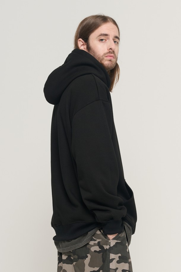 CIRCLE LOGO OVER HOOD T-SHIRT (BLACK)는 부드러운 면 소재로 제작되어 편안한 착용감을 선사합니다. 가을, 겨울 시즌에 적합하며, 오버핏 디자인과 두꺼운 두께감으로 따뜻함을 더해줍니다. 후드 디자인과 긴 소매, 로고 프린팅으로 스트릿, 캐주얼 스타일을 연출할 수 있습니다. 집콕룩, 산책룩 등 다양한 TPO에 활용하기 좋은 블랙 컬러의 후드 티셔츠입니다. 데일리룩에 포인트 주기 좋은 아이템입니다.
