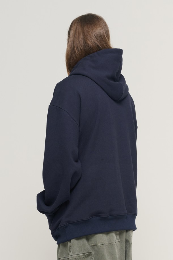 네이비 컬러의 CIRCLE LOGO OVER HOOD 티셔츠입니다. 넉넉한 오버핏 실루엣으로 편안한 착용감을 선사하며, 스트릿 및 캐주얼 스타일을 연출하기 좋습니다. 부드러운 면과 폴리에스테르 혼방 소재로 제작되어 봄, 가을, 겨울 다양한 계절에 활용 가능합니다. 더블 레이어드 후드와 캥거루 포켓 디테일, 그리고 로고 그래픽 프린팅으로 포인트를 더했습니다. 집콕룩, 겨울 데일리룩, 산책룩 등 폭넓은 TPO에 활용할 수 있습니다.
