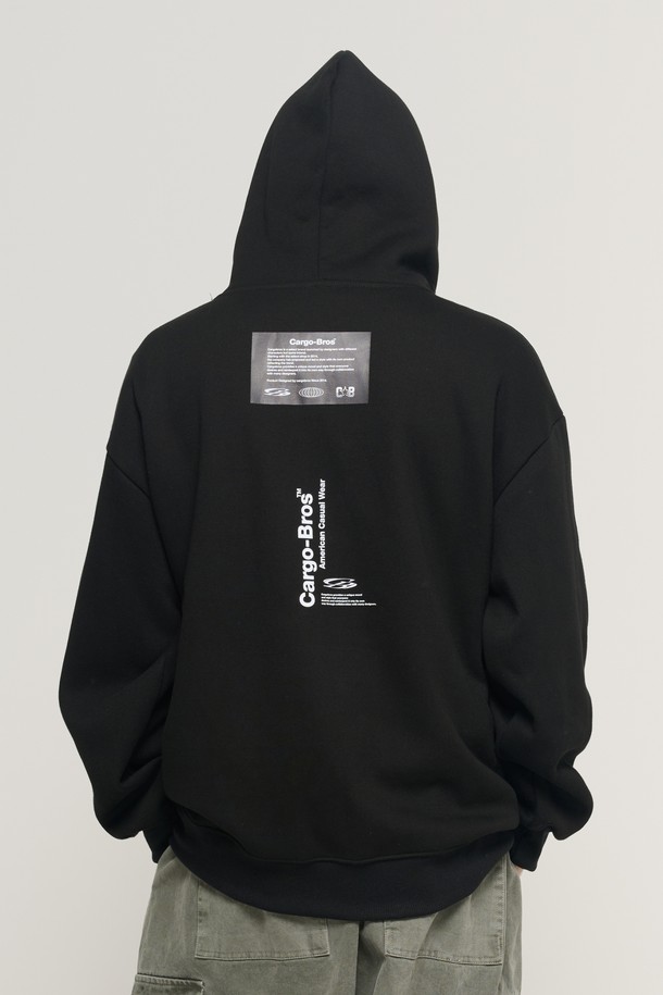 레터링 포인트 오버 후드 티셔츠 (블랙)는 캐주얼, 스트릿 스타일을 즐기는 남성들을 위한 겨울철 필수 아이템입니다. 부드러운 면 소재로 제작되어 뛰어난 착용감을 자랑하며, 후드 디자인과 오버핏으로 편안한 활동성을 제공합니다. 두꺼운 두께감으로 보온성을 높였으며, 레터링 프린트가 돋보이는 디자인이 특징입니다. 일상, 집콕, 산책 등 다양한 TPO에 활용 가능하며, 데일리룩에 개성을 더해줍니다.
