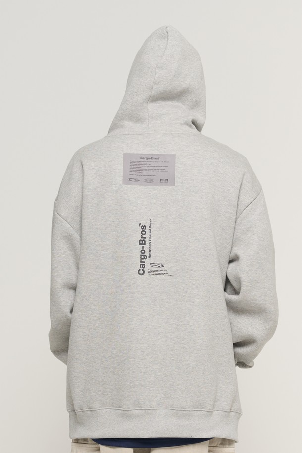 레터링 포인트 오버 후드 티셔츠 (그레이)는 캐주얼, 스트리트, 미니멀 스타일을 즐기는 분들을 위한 후드 티셔츠입니다. 면과 폴리에스터 혼방 소재로 제작되어 부드러운 촉감을 선사하며, 봄, 가을, 겨울 세 계절 모두 활용 가능합니다. 오버핏과 루즈핏으로 편안한 착용감을 제공하며, 일상, 집콕룩, 동네 마실룩 등 다양한 TPO에 적합합니다. 앞면과 뒷면에 레터링 프린트가 돋보이며, 뒷면 세로 레터링과 콘트라스트 패치 디테일이 디자인의 포인트를 더합니다. 그레이 컬러는 어떤 스타일에도 쉽게 매치되어 데일리룩으로 활용하기 좋습니다.
