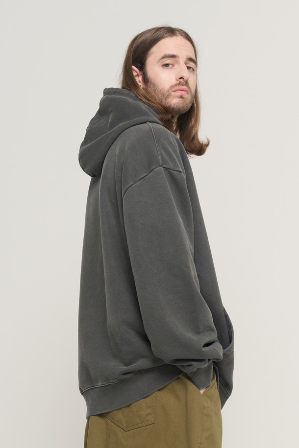 ESSENTIAL 로고 피그먼트 후드 티셔츠 (차콜)는 넉넉한 오버핏으로 편안한 착용감을 제공하는 남성용 후드 티셔츠입니다. 부드러운 면 소재에 피그먼트 워싱 처리를 하여 자연스러운 색감과 빈티지한 멋을 살렸습니다. 가을, 겨울, 봄까지 두루 활용 가능한 두꺼운 두께감으로, 캐주얼하고 베이직한 스타일을 연출하기 좋습니다. 캥거루 포켓과 긴 소매 디자인으로 실용성을 더했으며, 동네 마실룩, 집콕룩, 겨울 데일리룩 등 다양한 TPO에 활용하기 좋습니다. 미니멀, 스트리트 스타일을 즐겨 입는 분들께 추천합니다.
