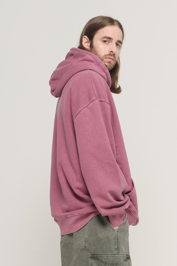 **ESSENTIAL 로고 피그먼트 후드 티셔츠 (버건디)**는 캐주얼하고 미니멀한 스타일을 추구하는 남녀 모두에게 잘 어울리는 후드 티셔츠입니다. 부드러운 촉감의 면, 폴리에스테르, 폴리우레탄 혼방 소재로 제작되어 사계절 내내 편안하게 착용할 수 있습니다. 오버핏으로 제작되었으며, 피그먼트 워싱 처리로 빈티지한 색감을 살렸습니다. 가슴 부분에는 미니멀한 로고 디자인이, 소매는 긴 소매로 디자인되었으며, 후드와 레이어드하여 다양한 스타일을 연출할 수 있어 동네 마실룩이나 집콕룩에 적합합니다.
