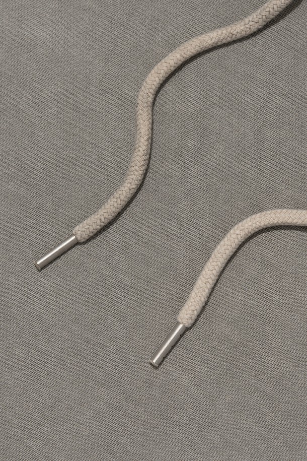 **에센셜 로고 피그먼트 후드 티셔츠 (베이지)**는 베이직하고 캐주얼한 스타일의 공용 후드 티셔츠입니다. 봄, 가을, 겨울에 착용하기 좋으며, 오버핏 디자인과 두꺼운 면 소재로 제작되어 부드러운 촉감을 선사합니다. 피그먼트 워싱 처리된 베이지 컬러에 로고 패턴이 돋보이며, 긴 소매 기장과 후드 디자인이 특징입니다. 동네 마실룩이나 캠핑룩, 캐주얼, 미니멀, 스트리트 스타일을 즐겨 입는 분들께 추천합니다.
