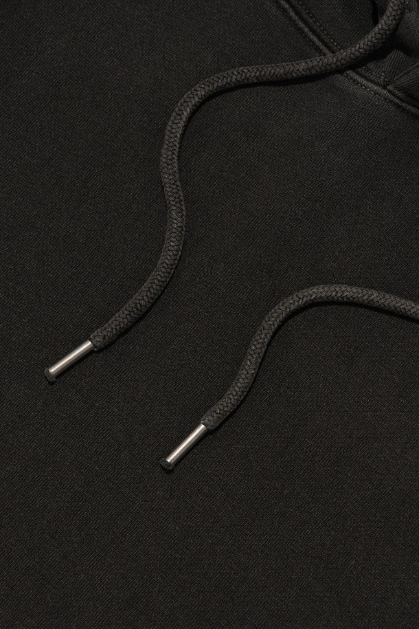 AMERICAN AUTHENTIC PIGMENT HOOD 티셔츠 (차콜)는 편안한 착용감을 선사하는 남녀 공용 후드 티셔츠입니다. 봄, 가을, 겨울 계절에 적합하며, 캐주얼하고 베이직한 스타일을 연출하기 좋습니다. 부드러운 면 소재와 두꺼운 두께감으로 제작되었으며, 레귤러 핏으로 편안하게 착용할 수 있습니다. 차콜 컬러에 로고와 프린트 무늬가 특징이며, 피그먼트 워싱 처리하여 빈티지한 느낌을 더했습니다. 긴 소매 기장과 후드 디자인으로 활동성을 높였습니다.
