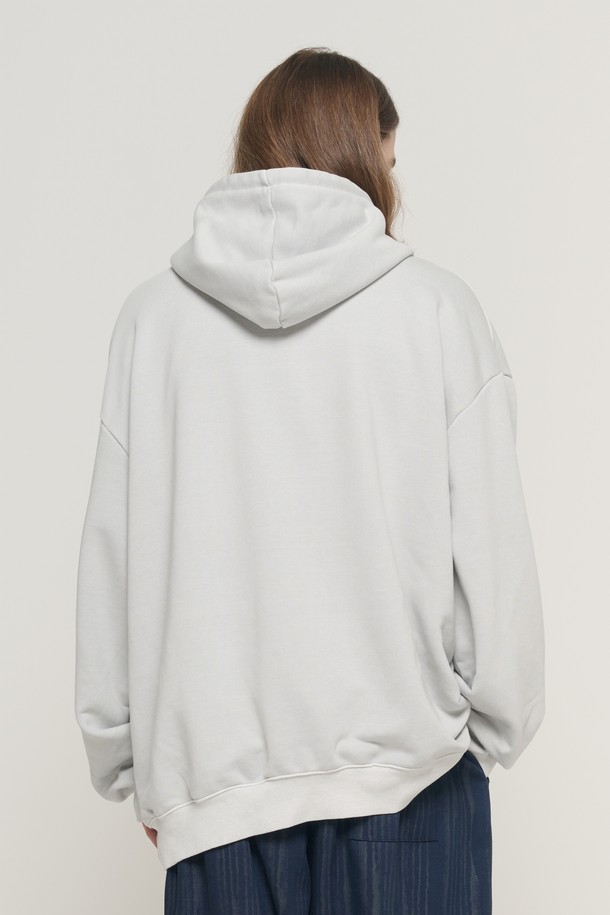 AMERICAN AUTHENTIC PIGMENT 후드 티셔츠 (그레이)는 캐주얼, 미니멀, 스트리트 스타일을 즐기는 남성들을 위한 오버핏 후드 티셔츠입니다. 봄, 가을, 겨울에 착용하기 좋으며, 동네 마실룩이나 겨울 데일리룩에 활용하기 좋습니다. 부드러운 촉감의 면, 폴리에스테르, 폴리우레탄 혼방 소재로 제작되었으며, 빈티지 워싱 가공과 아치형 로고 프린트가 특징입니다. 두꺼운 두께감으로 보온성을 높였으며, 단독 또는 이너로 다양하게 활용할 수 있습니다. 긴소매 디자인과 후드 네크라인이 편안함과 스타일리시함을 동시에 선사합니다.
