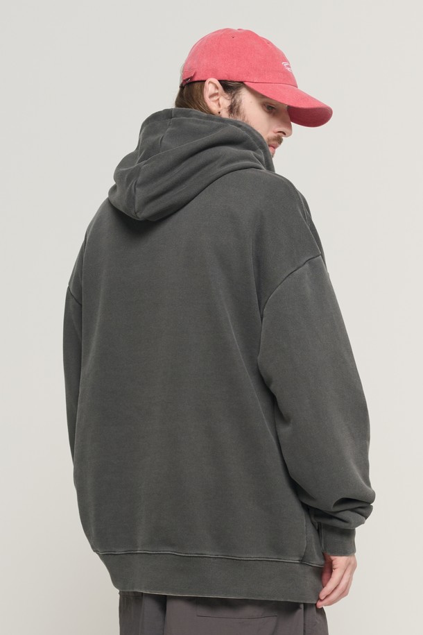 빈티지 웨이브 로고 피그먼트 후드 티셔츠 (차콜)는 남녀 모두 착용 가능한 캐주얼 후드 티셔츠입니다. 부드러운 촉감의 면, 폴리에스테르, 우레탄 혼방 소재로 제작되었으며, 사계절 활용 가능한 적당한 두께감입니다. 웨이브 로고 아트워크와 피그먼트 워싱 처리가 특징이며 자연스러운 차콜 컬러가 돋보입니다. 오버핏 디자인으로 편안한 착용감을 제공하며, 동네 마실룩이나 캠핑룩, 캐주얼, 미니멀, 스트리트 스타일을 연출하기 좋습니다. 긴 소매와 후드 디자인으로 다양한 스타일링이 가능합니다.
