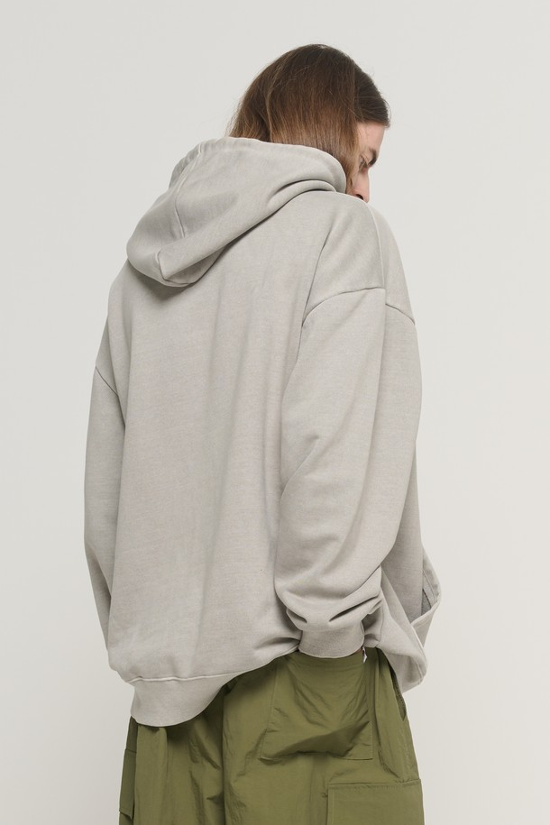 빈티지 웨이브 로고 피그먼트 후드 티셔츠 (베이지)는 캐주얼 및 스트리트 스타일을 즐기는 분들을 위한 사계절용 후드 티셔츠입니다. 오버핏으로 편안한 착용감을 제공하며, 부드러운 촉감의 면, 폴리에스테르, 우레탄 혼방 소재로 제작되었습니다. 동네 마실룩이나 캠핑룩에 잘 어울리는 디자인으로, 웨이브 로고 아트워크와 페인트 스플래터 효과로 빈티지 무드를 더했습니다. 긴소매, 후드 디자인에 베이지 컬러가 더해져 다양한 스타일링에 활용하기 좋습니다. 피그먼트 워싱 기법으로 은은한 멋을 살린 후드 티셔츠입니다.
