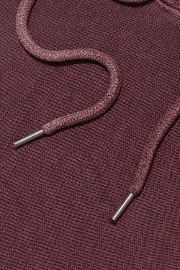 EASTERN LOGO 피그먼트 후드 티셔츠 (버건디)는 캐주얼, 미니멀, 스트리트 스타일을 즐기는 분들을 위한 오버핏 후드 티셔츠입니다. 가을, 겨울 시즌에 적합하며, 3중 구조 원단과 피그먼트 가공으로 빈티지한 촉감을 살렸습니다. 넉넉한 오버사이즈 핏과 긴 소매 기장으로 편안한 착용감을 제공하며, 일상, 집콕, 산책 등 다양한 TPO에 활용할 수 있습니다. 로고 패턴이 돋보이는 버건디 컬러의 두꺼운 후드 티셔츠로, 스타일리시한 겨울 데일리룩을 완성해 보세요.
