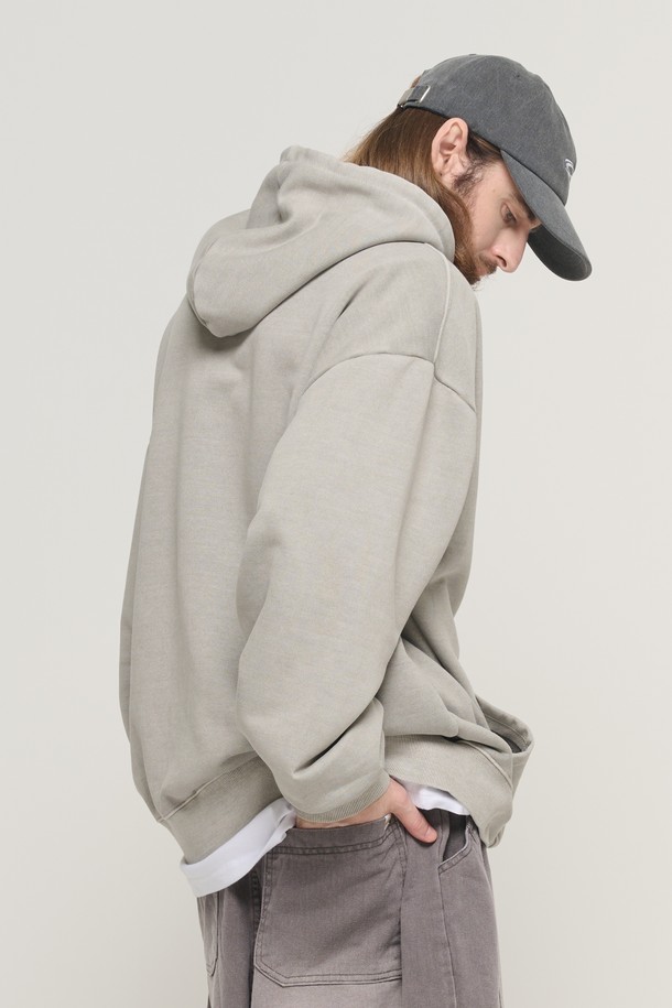 EASTERN (이스턴) 로고 피그먼트 후드 티셔츠 (베이지)는 봄, 가을 시즌에 어울리는 남성용 오버핏 후드 티셔츠입니다. 부드러운 면 소재에 두꺼운 두께감으로 제작되어 편안한 착용감을 선사하며, 피그먼트 워싱 처리를 통해 빈티지한 무드를 더했습니다. 캐주얼, 스트릿 스타일을 즐겨 입는 분들께 추천드리며, 동네 마실룩이나 캠핑룩으로 활용하기 좋습니다. 가슴 부분의 로고 패턴이 돋보이는 미니멀한 디자인으로 다양한 스타일을 연출할 수 있습니다.
