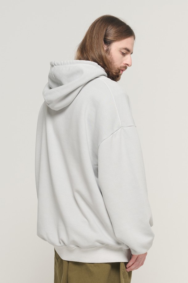 EASTERN LOGO 피그먼트 후드 티셔츠 (그레이)는 캐주얼, 미니멀, 클래식 스타일을 추구하는 당신을 위한 아이템입니다. 부드러운 촉감의 면, 폴리에스테르, 우레탄 혼방 소재로 제작되었으며, 봄, 가을, 겨울 세 계절 모두 활용 가능합니다. 오버핏으로 편안한 착용감을 선사하며, 빈티지 워싱 가공과 3중 구조 원단으로 내구성을 높였습니다. 프리미엄 세리프체 로고가 돋보이는 이 후드 티셔츠는 집콕룩, 겨울 데일리룩, 산책룩 등 다양한 TPO에 잘 어울립니다.
