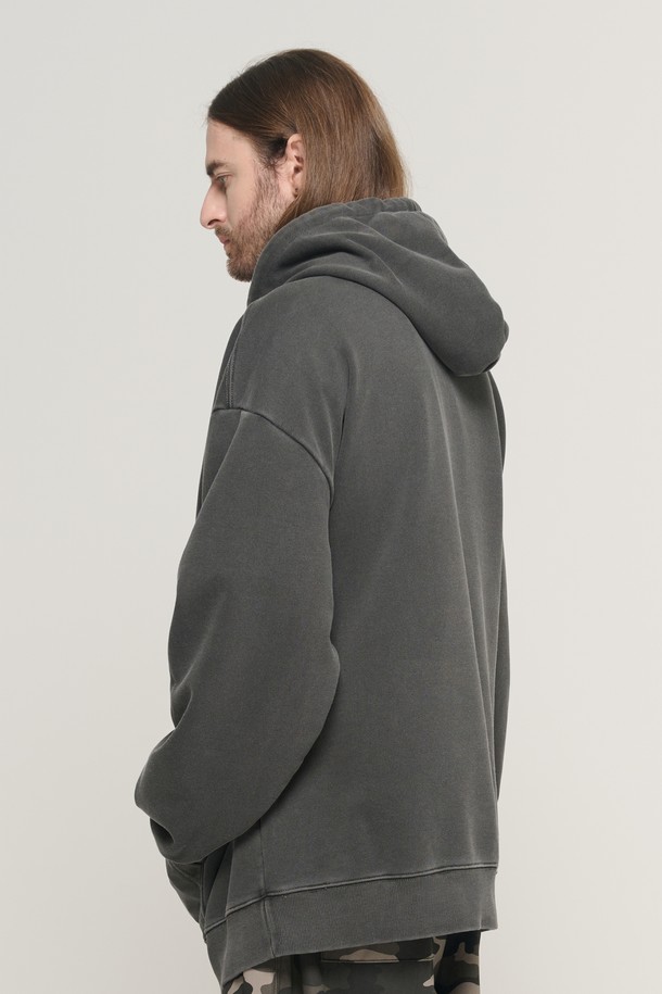 USN 마린 피그먼트 후드 티셔츠 (차콜)는 가을, 겨울 시즌에 어울리는 남성용 후드 티셔츠입니다. 부드러운 면 소재로 제작되어 편안한 착용감을 선사하며, 두꺼운 두께감으로 보온성을 높였습니다. 차콜 컬러에 오버핏 디자인으로 캐주얼 및 스트릿 스타일을 연출하기 좋으며, 피그먼트 워싱 처리로 빈티지한 매력을 더했습니다. 긴 소매와 후드 디자인으로 겨울 데일리룩, 집콕룩, 산책룩 등 다양한 TPO에 활용할 수 있습니다. 로고 프린트가 돋보이는 미니멀한 디자인으로, 어떤 스타일에도 쉽게 매치할 수 있습니다.
