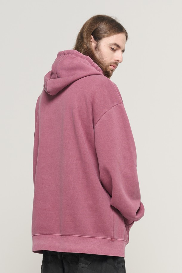 USN 마린 피그먼트 후드 티셔츠 (버건디)는 캐주얼, 스트릿 스타일을 즐기는 남녀 모두에게 잘 어울리는 후드 티셔츠입니다. 넉넉한 오버핏과 두꺼운 면 소재로 제작되어 가을, 겨울철 데일리룩에 따뜻함과 편안함을 더합니다. 버건디 컬러에 로고, 프린트 패턴이 돋보이며, 캥거루 포켓이 실용성을 더합니다. 긴 소매 기장과 후드 디자인으로 보온성을 높였으며, 부드러운 촉감이 특징입니다.
