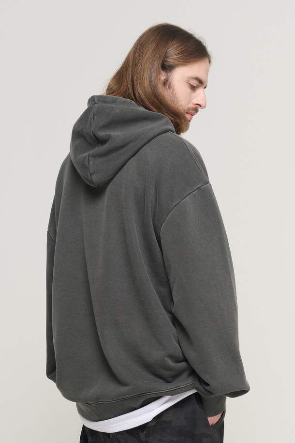 1985 아치 로고 피그먼트 후드 티셔츠 (차콜)는 남성용 후드 티셔츠입니다. 차콜, 버건디, 베이지, 그레이 4가지 색상으로 출시되었으며, 면, 폴리에스터, 우레탄 혼방 소재로 제작되어 부드러운 촉감을 자랑합니다. 두꺼운 두께감으로 봄, 가을, 겨울 다양한 계절에 착용 가능하며, 오버핏 디자인과 전면 아치형 레터링, 1985 타이포그래피, 피그먼트 워싱 디테일이 스트릿, 캐주얼, 레트로 스타일을 연출합니다. 겨울철 데일리룩에 활용하기 좋은 아이템입니다.
