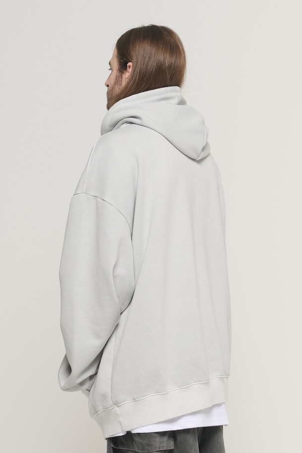 1985 아치 로고 피그먼트 후드 티셔츠 (그레이)는 캐주얼, 스트릿 스타일을 즐기는 남성을 위한 후드 티셔츠입니다. 가을, 겨울에 어울리는 두꺼운 두께감과 부드러운 촉감으로 편안한 착용감을 선사합니다. 오버핏으로 제작되었으며, 피그먼트 염색 기법을 사용하여 빈티지한 무드를 더했습니다. 가슴 부분에는 아치형 레터링과 1985 타이포그래피 프린팅이 멋스럽게 디자인되어 있습니다. 겨울 데일리룩, 집콕룩 등 다양한 TPO에 활용하기 좋습니다.
