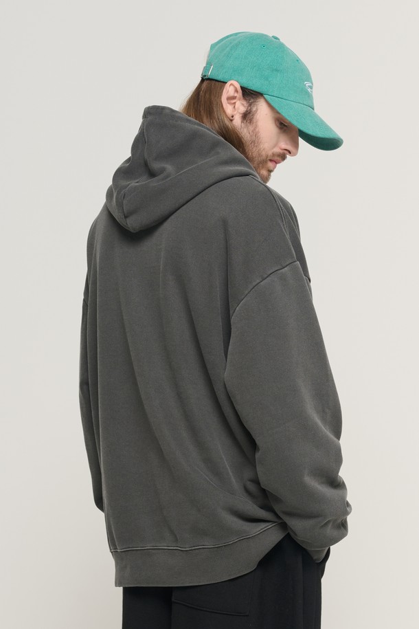 CRACK CIRCLE LOGO PIGMENT HOOD T-SHIRT (차콜)는 캐주얼, 스트리트 스타일을 아우르는 남녀 공용 후드 티셔츠입니다. 봄, 가을, 겨울, 세 계절 활용 가능하며, 오버핏과 릴랙스핏으로 편안한 착용감을 선사합니다. 면, 폴리에스터, 우레탄 혼방 소재로 제작되었으며, 부드러운 촉감과 두꺼운 두께감으로 포근함을 더했습니다. 피그먼트 워싱 처리로 빈티지한 느낌을 살리고, 서클 로고 디자인으로 포인트를 주어 집콕룩, 겨울 데일리룩, 산책룩 등 다양한 TPO에 활용하기 좋습니다. 
