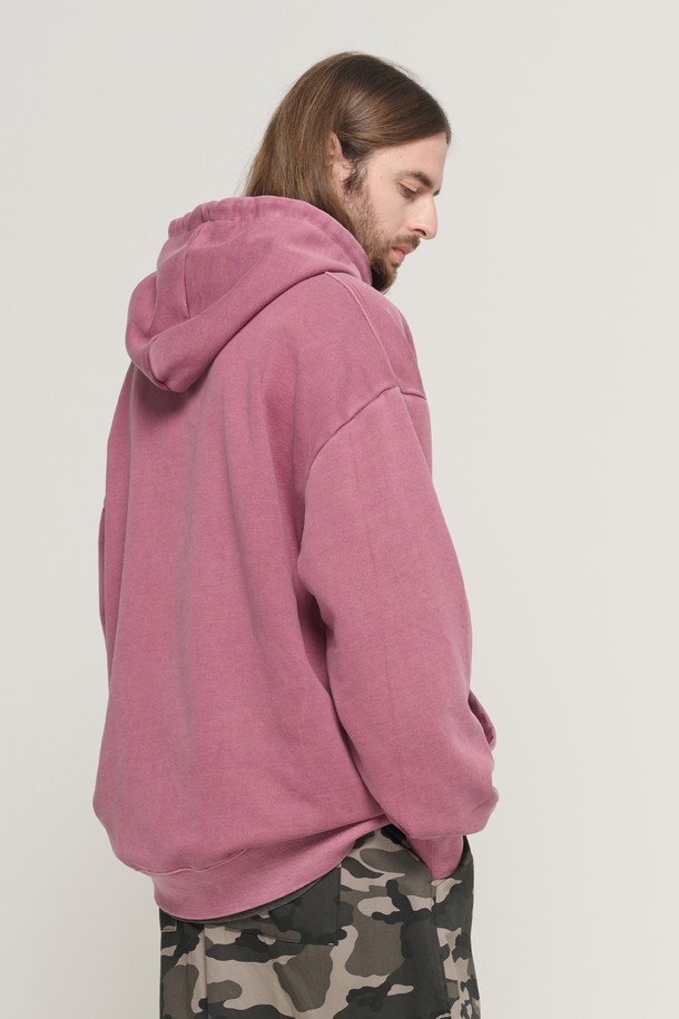 CRACK CIRCLE 로고 피그먼트 후드 티셔츠 (버건디)는 남녀 공용으로, 캐주얼 및 스트릿 스타일을 즐기는 분들을 위한 후드 티셔츠입니다. 부드러운 촉감의 면, 폴리에스테르, 우레탄 혼방 소재로 제작되었으며, 두꺼운 두께감으로 봄, 가을, 겨울 시즌에 착용하기 좋습니다. 오버핏 레귤러 기장으로 편안한 착용감을 선사하며, 크랙 서클 로고 디자인과 피그먼트 워싱 가공, 크림 컬러 디테일이 돋보입니다. 겨울 데일리룩이나 집콕룩 스타일링에 활용하기 좋으며, 캐주얼, 스트리트, 미니멀 스타일을 모두 소화할 수 있는 활용도 높은 아이템입니다.
