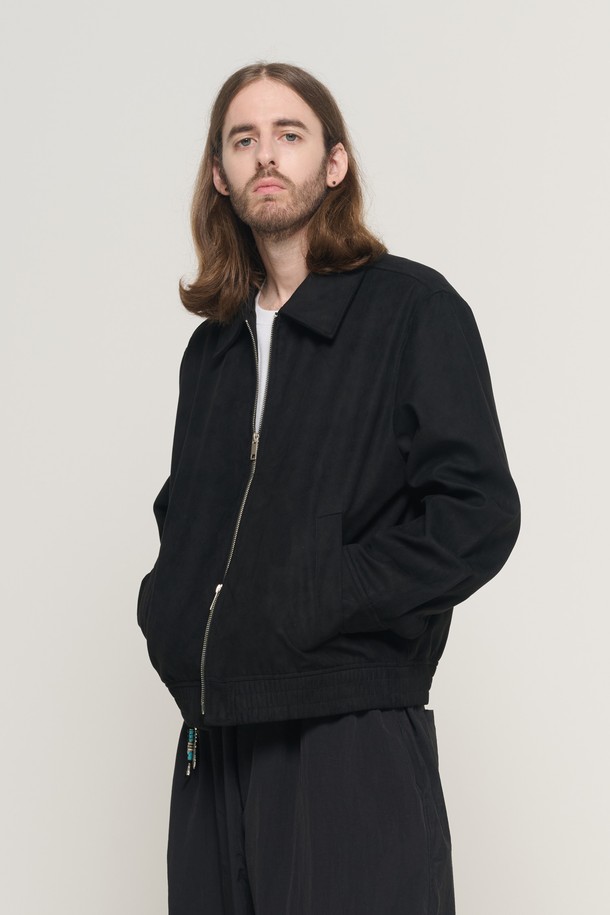 블랙 컬러의 스웨이드 집업 블루종 재킷입니다. 미니멀하고 캐주얼한 스타일로, 부드러운 촉감과 두꺼운 두께가 특징입니다. 봄, 가을 시즌에 데이트룩 또는 가을 나들이룩으로 활용하기 좋습니다. 레귤러 핏으로 제작되었으며, 긴 소매 기장과 집업 디테일이 돋보입니다. 클래식한 디자인으로 다양한 스타일 연출이 용이합니다.
