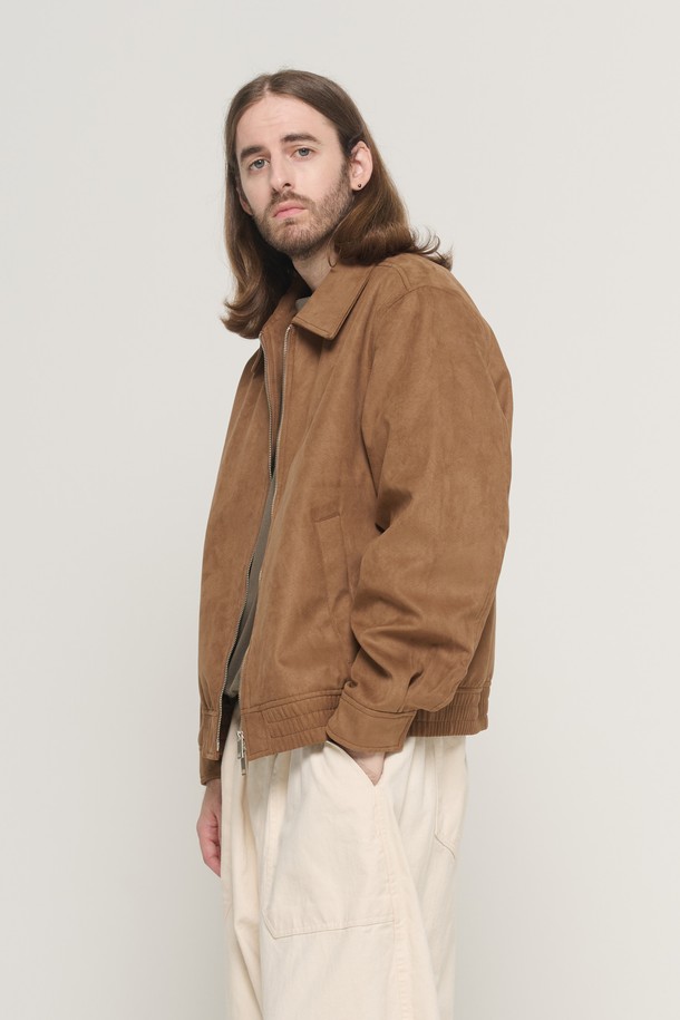 베이지 컬러의 스웨이드 집업 블루종 재킷입니다. 부드러운 촉감의 폴리에스테르 스웨이드 소재로 제작되었으며, 봄, 가을 시즌에 착용하기 좋습니다. 캐주얼 및 베이직 스타일을 연출하기에 적합하며, 릴렉스 핏과 립 디테일, 투웨이 지퍼가 특징입니다. 남성용으로, 데일리룩에 편안함과 스타일을 더할 수 있는 아이템입니다. 블랙, 브라운 컬러도 함께 만나보세요.
