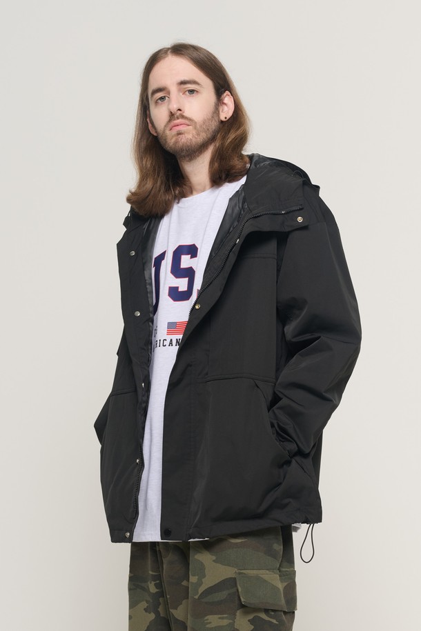 4D TECH 윈드브레이커 재킷 (블랙)은 남성용 윈드브레이커로, 일상 및 캐주얼 스타일을 위한 완벽한 선택입니다. 봄, 가을 계절에 적합하며, 레귤러 핏과 집업 스타일로 편안한 착용감을 제공합니다. 방수 및 방풍 기능을 갖춘 얇은 두께의 이 재킷은 후드 디자인으로 스포티하고 캐주얼한 분위기를 연출합니다. 무지 패턴의 블랙 컬러는 어떤 룩에도 잘 어울리며, 동네 마실, 산책, 여행 등 다양한 TPO에 활용하기 좋습니다. 나일론과 폴리에스테르 혼방 소재로 제작되어 내구성과 활동성을 높였습니다.
