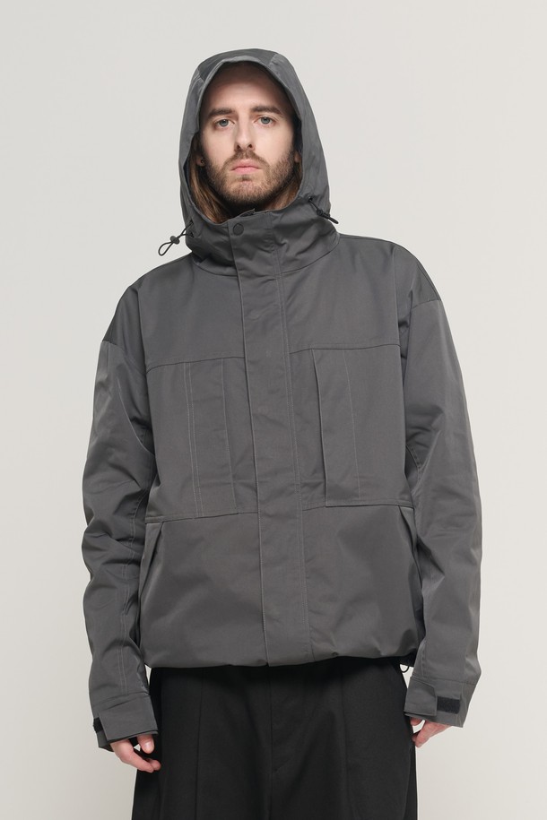 4D TECH 윈드브레이커 재킷 (차콜)은 남성용 윈드브레이커입니다. 롱 기장의 오버핏으로 제작되었으며, 방수 기능을 갖춰 일상생활과 스포츠 활동 모두에 적합합니다. 입체적인 실루엣을 연출하는 구조적 절개선과 허리 조절 시스템, 그리고 실용적인 전면 포켓이 특징입니다. 차콜, 블랙, 아이보리 세 가지 색상으로 출시되었으며, 봄, 가을 시즌에 스포티하고 모던한 스타일을 연출하기 좋습니다. 얇고 가벼운 폴리에스테르 소재로 제작되어 편안한 착용감을 제공합니다.
