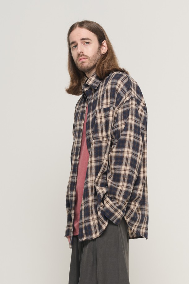 네이비 컬러의 RETRO OVER CHECK SHIRT (레트로 오버 체크 셔츠)는 빈티지 스타일의 체크 패턴이 돋보이는 남성용 셔츠입니다. 봄, 가을에 입기 좋으며, 롱 기장에 오버핏과 루즈핏으로 편안한 착용감을 선사합니다. 면과 폴리에스테르 혼방 소재로 가볍고 부드러운 촉감을 느낄 수 있으며, 넉넉한 암홀 디자인으로 활동성을 높였습니다. 데이트룩, 카페룩 등 다양한 TPO에 맞춰 캐주얼, 레트로, 클래식 스타일을 연출할 수 있습니다. 긴소매와 카라 디자인이 특징이며, 다양한 스타일링이 가능하여 활용도가 높습니다.
