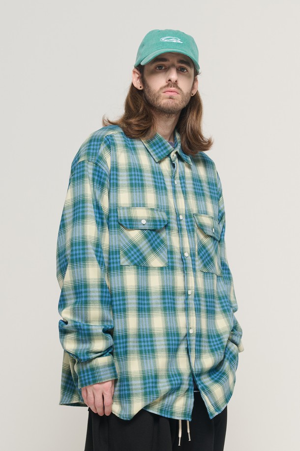 POCKET FLANNEL OVER CHECK SHIRT (GREEN)는 남성용 상의로, 가을, 겨울에 어울리는 두꺼운 플란넬 체크 셔츠입니다. 부드러운 면 소재로 제작되어 편안한 착용감을 제공하며, 톤 다운된 그린, 블루, 크림 컬러의 체크 패턴이 특징입니다. 넉넉한 오버핏과 긴 소매 기장으로 캐주얼하고 클래식한 스타일을 연출하며, 일상 및 가을, 겨울 데일리룩에 활용하기 좋습니다. 가슴 부분에는 포켓이 있어 실용성을 더했습니다.
