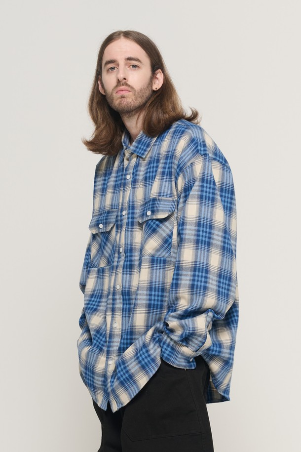 블루와 화이트 컬러의 체크 패턴이 돋보이는 포켓 플란넬 오버 체크 셔츠입니다. 부드러운 플란넬 소재로 제작되어 가을, 겨울 시즌에 따뜻하고 편안하게 착용할 수 있습니다. 넉넉한 오버핏으로 캐주얼한 스타일을 연출하며, 긴 소매와 카라 디자인이 특징입니다. 일상복으로 활용하기 좋으며, 포켓 디테일이 실용성을 더합니다. 클래식, 미니멀 스타일을 선호하는 남성분들께 추천합니다.
