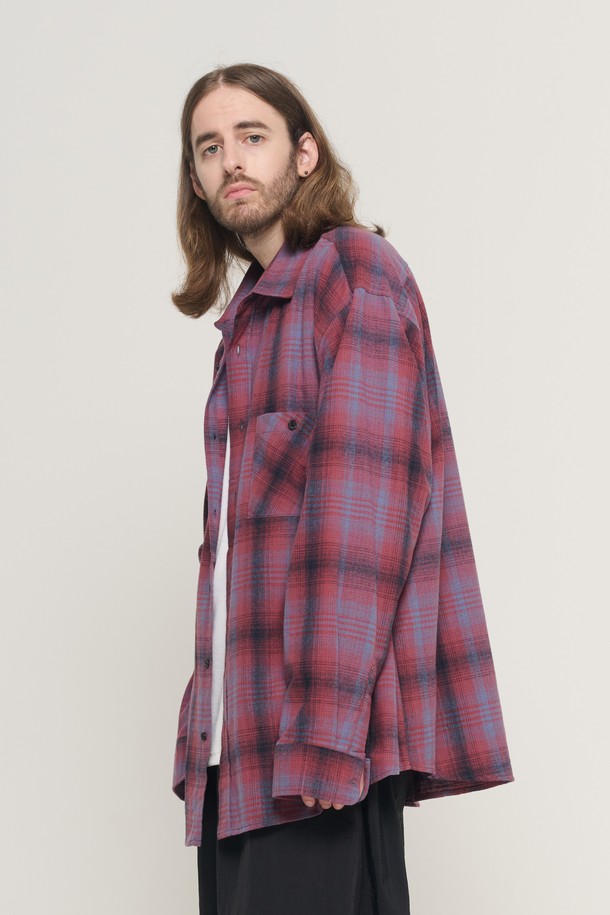 피치 코튼 플란넬 오버핏 체크 셔츠 (와인)는 가을, 겨울 시즌에 따뜻하고 포근한 스타일을 연출하기에 완벽합니다. 부드러운 촉감의 면과 플란넬 소재가 혼방되어 편안한 착용감을 제공하며, 넉넉한 오버핏 디자인으로 캐주얼한 무드를 더합니다. 와인 컬러와 체크 패턴이 어우러져 데이트룩, 카페룩 등 다양한 TPO에 활용하기 좋습니다. 클래식하면서도 미니멀한 스타일을 선호하는 남성분들께 추천하며, 버튼다운 디테일로 포인트를 살렸습니다. 긴 소매 기장으로 보온성을 높여 겨울철 데일리룩으로 손색없습니다.
