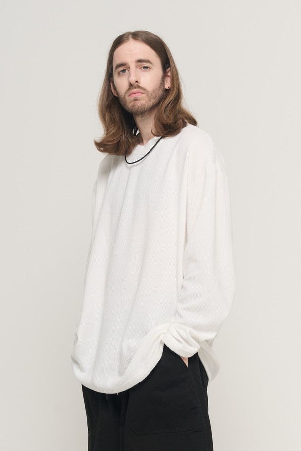 라운드 오버스 핏 롱 니트 슬리브 (화이트)는 가을, 겨울 시즌에 적합한 공용 의류입니다. 부드러운 촉감의 폴리에스터와 스판덱스 혼방 소재로 제작되었으며, 베이직하고 캐주얼한 스타일을 연출합니다. 라운드 넥과 긴 소매, 무지 디자인으로, 여유로운 오버핏 실루엣을 자랑합니다. 얇은 두께감으로 레이어드하여 다양한 스타일을 연출할 수 있으며, 드롭 숄더와 넓은 암홀 디테일이 특징입니다. 블랙 색상도 준비되어 있습니다.
