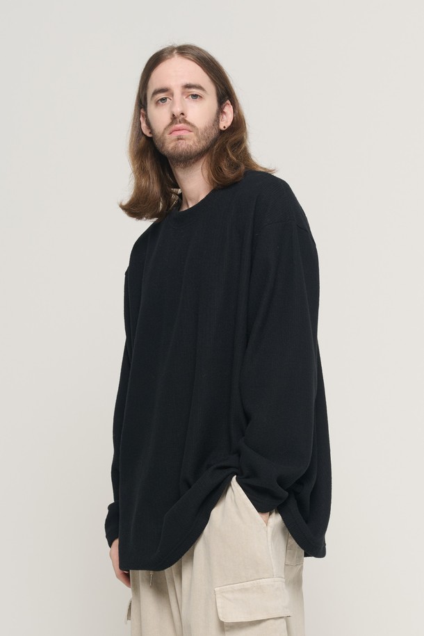 라운드 오버스 핏 롱 니트 슬리브 (블랙)는 남성을 위한 베이직하고 미니멀한 스타일의 니트입니다. 가을과 겨울에 적합하며, 부드러운 촉감의 폴리에스테르, 스판덱스 혼방 소재로 제작되었습니다. 라운드 넥에 긴 소매, 오버핏 실루엣으로 편안한 착용감을 선사하며, 드롭숄더 디자인이 특징입니다. 무지 패턴에 다양한 스타일 연출이 가능하며, 레이어드하여 입기에도 좋습니다. 데일리룩, 집콕룩, 산책룩 등 편안한 무드의 스타일을 연출해보세요.
