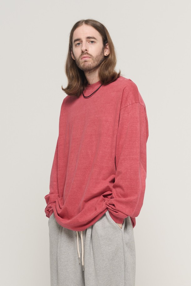 PIGMENT PLAN 오버핏 롱 슬리브 (핑크)는 남녀 모두 착용 가능한 베이직하고 캐주얼한 스타일의 티셔츠입니다. 부드러운 면 소재로 제작되어 편안한 착용감을 선사하며, 봄, 가을에 적합합니다. 라운드넥에 긴 소매, 오버핏 디자인으로 제작되었으며, 무지 패턴에 피그먼트 워싱 기법을 더해 빈티지한 무드를 연출합니다. 미니멀, 클래식 스타일을 선호하는 분들께 추천하며, 일상복으로 활용하기 좋습니다. 레귤러 기장으로 어떤 하의와도 잘 어울립니다.
