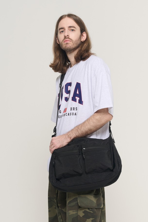 트래블 라인 유틸리티 하프 크로스백 (블랙)은 일상과 여행에서 모두 활용 가능한 남성용 가방입니다.  미디엄 사이즈의 사각 디자인으로, 무지 패턴과 블랙 컬러가 미니멀하고 시티보이 스타일을 연출합니다.  나일론 소재로 제작되어 실용적이며, 유틸리티 디자인과 하프 크로스백 스타일로 독특한 매력을 더했습니다.  지퍼형 잠금 방식으로 소지품을 안전하게 보관할 수 있으며, 넉넉한 수납공간을 제공합니다.  캐주얼, 여행룩, 출근룩 등 다양한 TPO에 맞춰 활용할 수 있는 실용적인 가방입니다.
