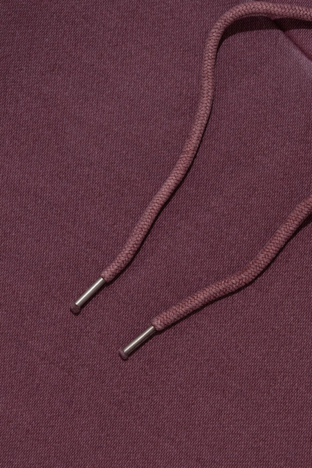 톤 다운된 버건디 컬러가 매력적인 피그먼트 웨이트 후드입니다. 오버핏 디자인으로 편안한 착용감을 선사하며, 두꺼운 두께감과 부드러운 촉감으로 가을, 겨울 시즌 따뜻하게 입기 좋습니다. 캥거루 포켓 디테일이 실용성을 더하고, 무지 디자인으로 어떤 스타일에도 쉽게 매치할 수 있습니다. 집콕룩, 겨울 데일리룩, 산책룩 등 다양한 TPO에 활용하여 캐주얼하면서도 미니멀한 스타일을 연출해보세요. 면 소재로 제작되어 편안함과 활동성을 모두 갖춘 후드티셔츠입니다.
