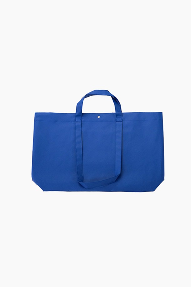 BB 레인지 X 토트백 M (바이탈리티 블루)는 남성을 위한 미디엄 사이즈 토트백입니다. 폴리에스테르와 TPU 소재로 제작되어 튼튼하며, 방수 및 생활 방수 기능을 갖춰 일상생활과 여행 시 유용합니다. 미니멀, 클래식, 캐주얼 스타일의 의상에 잘 어울리며, 사각 형태의 무지 디자인으로 다양한 TPO에 활용할 수 있습니다. 다용도 수납이 가능하며 오픈형 잠금 방식으로 편리하게 사용할 수 있는 프리미엄 토트백입니다.
